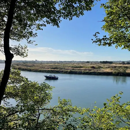 Maison Sur Une Riviere De Mer *